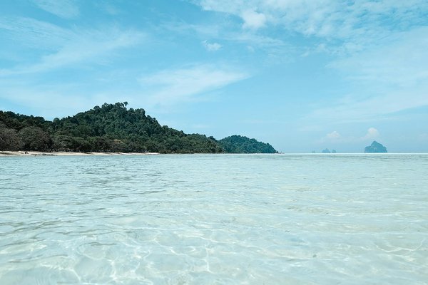 Peut-on trouver une location de vacances en Laponie avec des excursions en motoneige et des ateliers de sculpture sur glace?